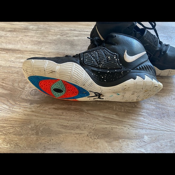 Mens Nike Kyrie Basketball shoes - Picture 3 of 3
